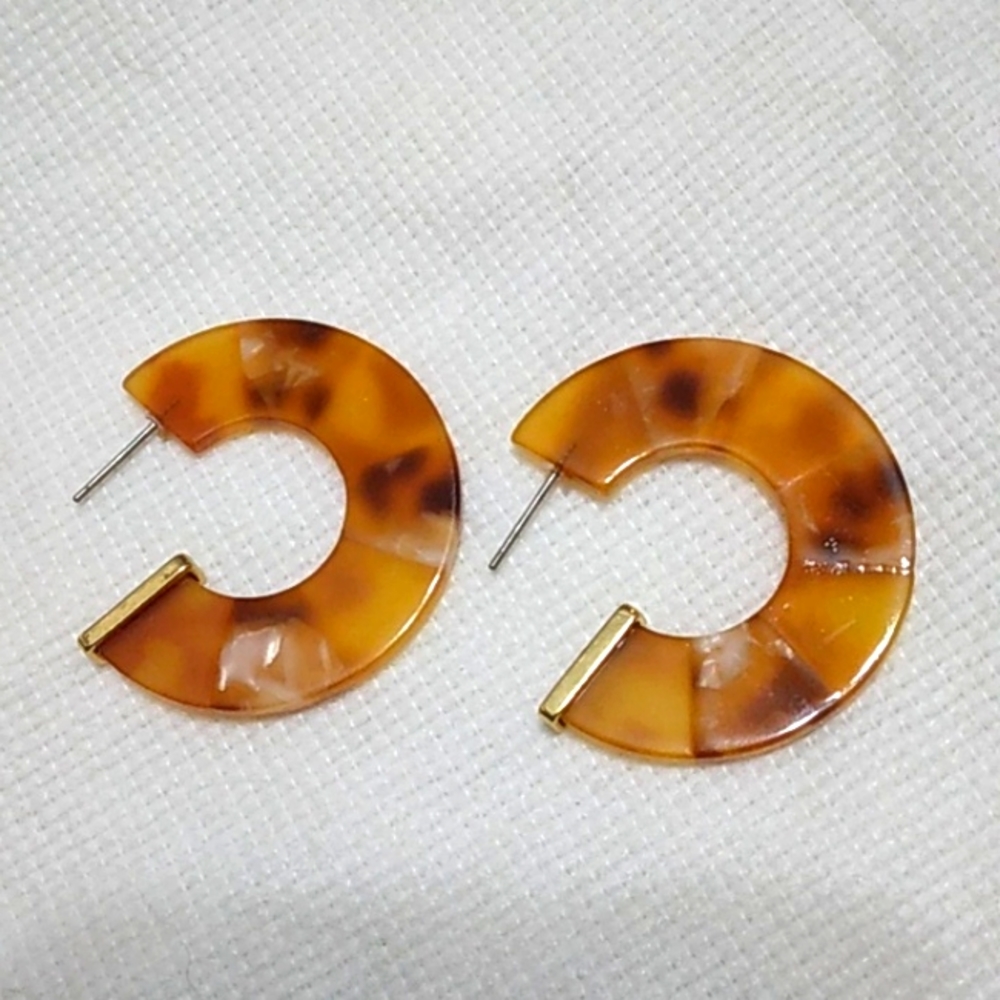 Tortoise shell resin hoop earrings